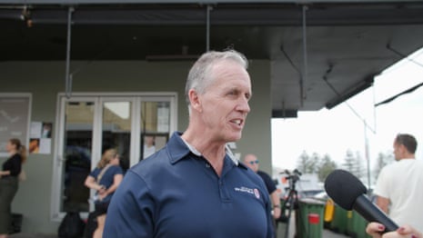 How surf lifesavers became the first to respond to Bondi beach mass shooting – video