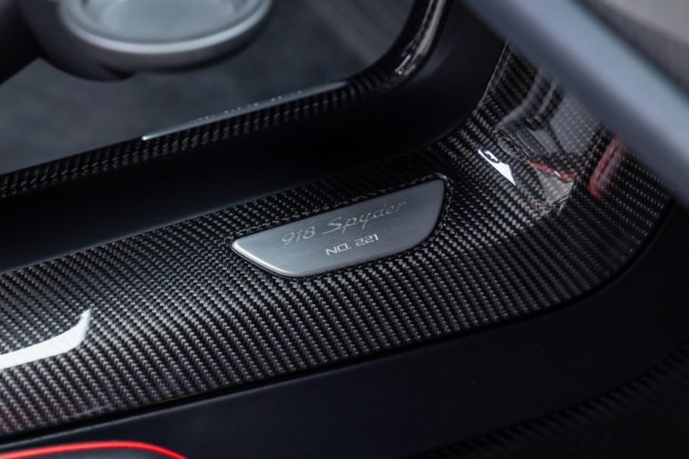 2k-Mile 2015 Porsche 918 Spyder Weissach Package